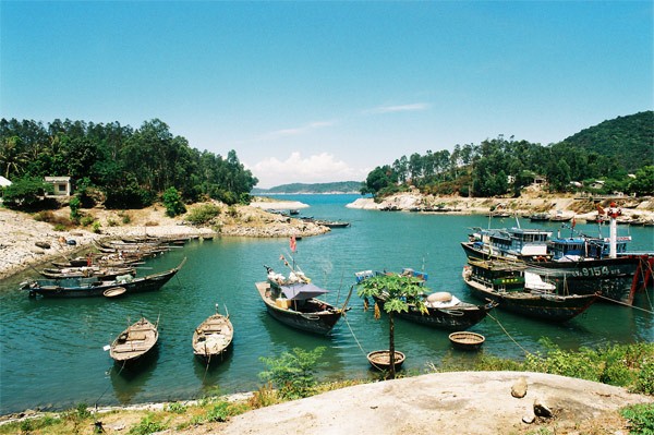 5. Cù Lao Chàm Với 8 hòn đảo nhỏ trải dài theo hình cánh cung xanh mướt, Cù Lao Chàm là một trong nhiều quần đảo hoang sơ mới được đưa vào khai thác trong vài năm gần đây ở Quảng Nam.