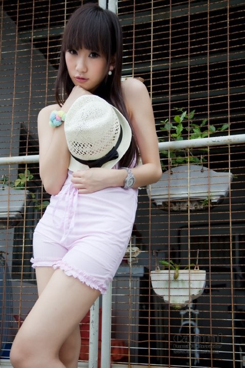Cô bạn gái mới có tên Tạ Chỉ Huệ (Cammi) là chân dài tuổi teen mới nổi sở hữu chiều cao 1m7, Cammi sinh ngày 18/3/1995, nghĩa là năm nay mới 16 tuổi, kém Trần Quán Hy 15 tuổi.