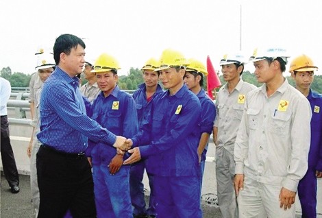 Bộ trưởng Thăng gặp gỡ công nhân khi thăm công trình trọng điểm
