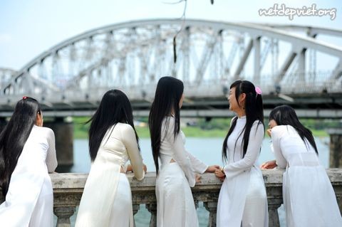 Từ lâu, hình ảnh thiếu nữ Huế trong tà áo dài trắng đến trường đã trở thành một biểu tượng của xứ Huế mộng mơ.