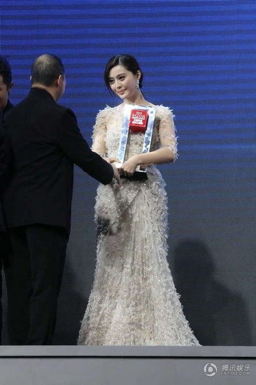 Cùng với 10 nghệ sỹ khác, Phạm Băng Băng giành giải thưởng “Ngôi sao có sức hút với khán giả năm 2011”.