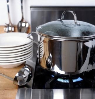 Hãy khoá van cổ bình gas sau khi nấu bếp. Đặc biệt sau bữa tối. Khi không khoá van, gas rò rỉ nhỏ có thể tích tụ thành hỗn hợp khí cháy nguy hiểm.