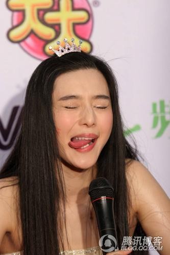 Có vẻ như đây là thói quen khó chữa của nữ diễn viên xinh đẹp bậc nhất màn ảnh Hoa ngữ này
