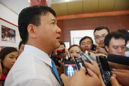 Bộ trưởng Đinh La Thăng trả lời phỏng vấn báo chí (Ảnh CAND)