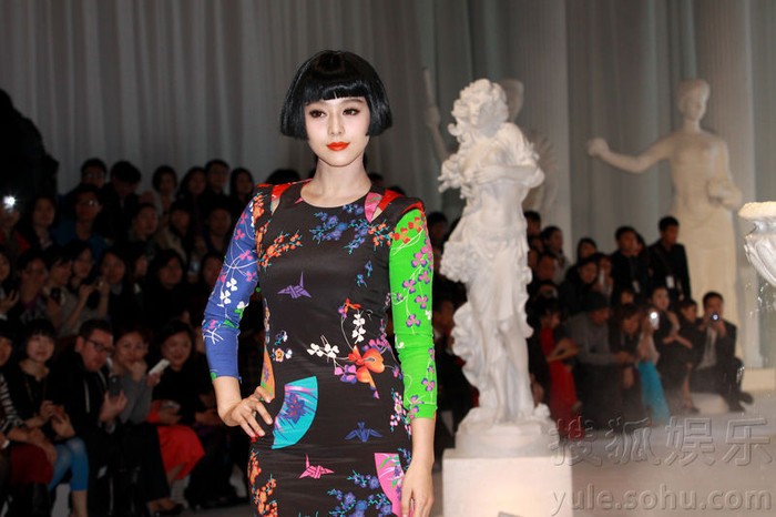 Hình ảnh lạ mắt của Phạm Băng Băng ngày 8/11 trong buổi trình diễn thời trang Versace for H&M tại Bắc Kinh khiến người hâm mộ ngỡ ngàng.