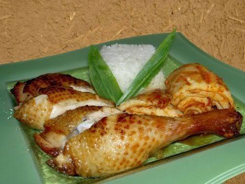 Có một cách khác làm món cơm gà, nhưng người vùng Tam Kỳ - Quảng Nam hay Đà Nẵng mới chế biến theo cách này. Thịt gà không xé sợi mà chặt thành từng miếng vừa phải, vàng ươm. Gà không chỉ luộc, đôi khi còn được chiên giòn.