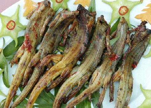 Kỳ nhông Kỳ nhông phổ biến ở Bình Thuận. Người ta thường chế biến kỳ nhông thành các món như gỏi kỳ nhông lá me, nướng, canh chua lá me, nướng muối hoặc hầm thuốc bắc.