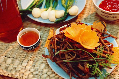 Món giun biển rất phổ biến ở Khánh Hòa, chế biến thành món nướng hoặc nấu lẩu. Cách làm thịt giun rất công phu, cẩn thận, ruột phải làm thật sạch, nếu không sẽ rất tanh.