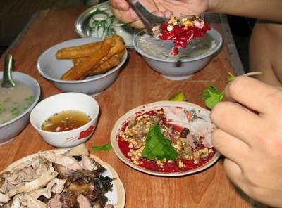 Rất nhiều người Việt Nam đã từng bị bệnh, thậm chí thiệt mạng vì món ăn kinh dị này. Tuy nhiên, đây lại được coi là món ăn "truyền thống", rất hấp dẫn, đặc biệt là đối với dân nhậu.
