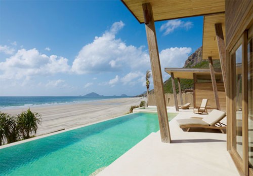 Các villa đều hướng biển và có bể bơi riêng.