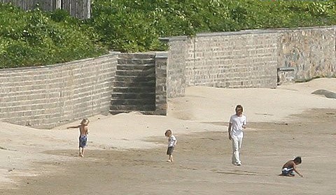 9g30 sáng 13/11, gia đình Joile - Pitt đã xuất hiện trên bãi biển của khu resort Six Senses Hideway nằm biệt lập ở một eo biển khuất nẻo của Côn Đảo. Ảnh: Vietnamnet.