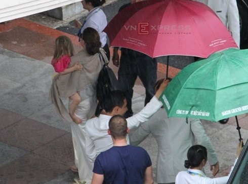 Angelina Jolie bế con gái út Vivienne từ ôtô vào phòng chờ sân bay Tây Sơn Nhất chiều 11/11. Trong khi đó, Brad Pitt đỡ những đứa con còn lại từ trên xe xuống. Gia đình họ bay ra Côn Đảo. (Ảnh VnExpress)