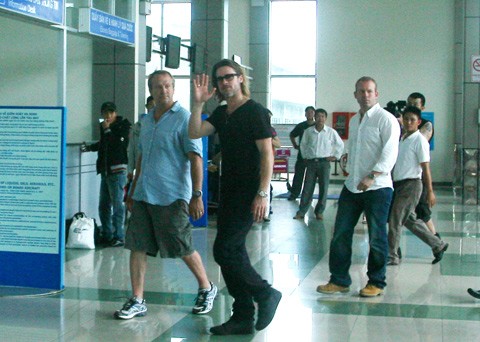 Lúc 12h25 ngày 14/1, nam diễn viên Brad Pitt đã ra sân bay rời Côn Đảo mà không có Angelina Jolie và 6 đứa con đi cùng.