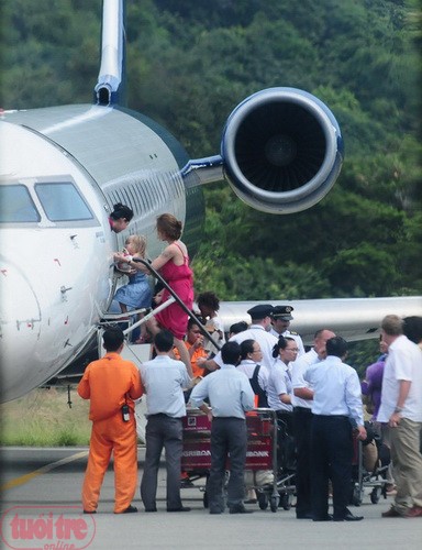 Angelina đưa 4 nhóc tỳ nhỏ nhất (cặp song sinh, Shiloh và Zahara) lên máy bay ổn định chỗ ngồi.(Ảnh Tuổi Trẻ)
