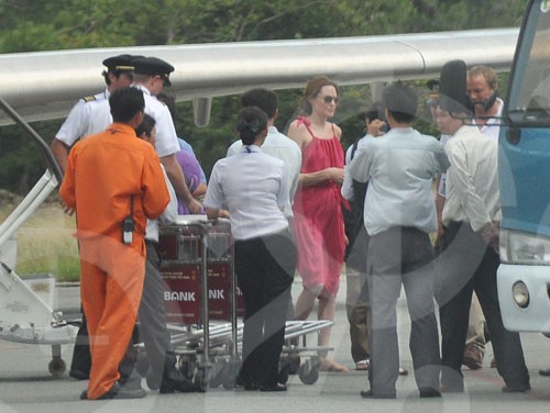 Theo một nguồn tin, mẹ con nhà Angelina đã lên đường đi Hàn Quốc ngay, để hội ngộ với Brad Pitt tại đây. Tại cảng quốc tế, nhân viên từ chối bán vé chuyến bay KE 376 đi Seoul vào lúc 12h20 với lý do “chuyến bay này không có trong lịch trình bán vé”.(Ảnh: 24h)