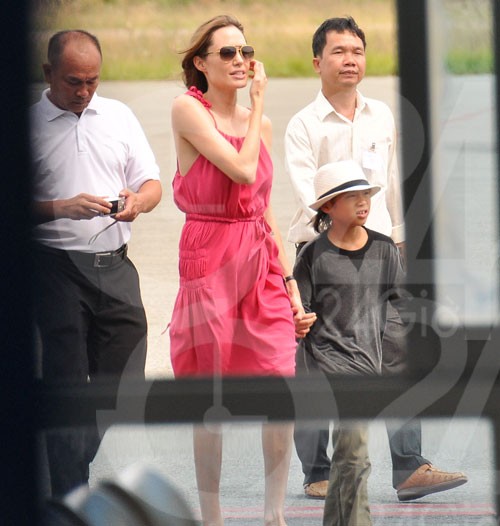 Sau đó, Angelina dẫn Pax Thiên và Maddox ra ngoài sảnh chính sân bay (Ảnh: 24h)
