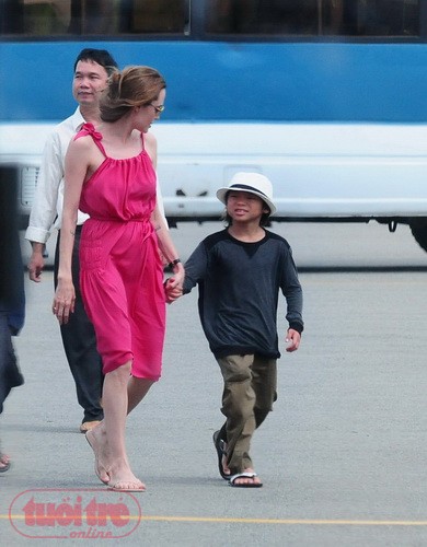 Angelina nổi bật trong bộ đầm đỏ trẻ trung (Ảnh: Tuổi Trẻ)