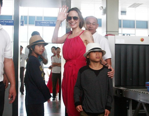 Jolie cùng các con chào người hâm mộ