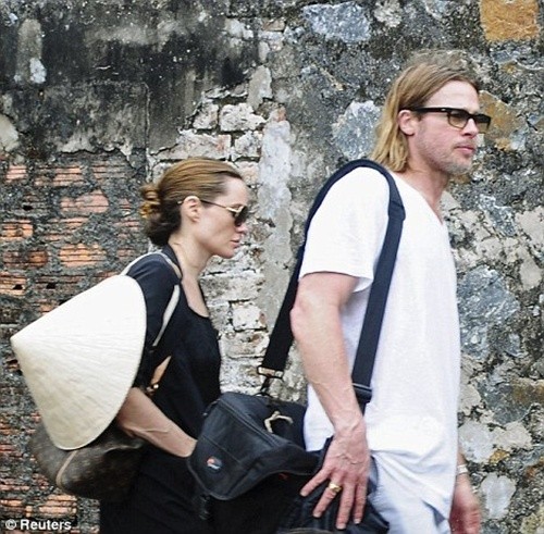 Khoảng 15h ngày 13/11, Angelina Jolie và Brad Pitt ghé tham quan khu di tích nổi tiếng của Côn Đảo là chuồng cọp Pháp. Sau khi đặt chân đến đảo, gia đình Angelina Jolie đã có ý định tới khu di tích lịch sử nổi tiếng ở đây.