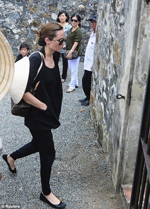 Jolie và Pitt trong trang phục giản dị tới thăm di tích của Côn Đảo. Nữ diễn viên cầm theo cả nón lá.