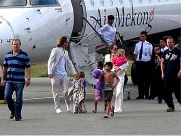 Sau khi xuống máy bay, chỉ trong vòng vài phút, gia đình Jolie - Pitt đã nhanh chóng rời sân bay Cỏ Ống để trực chỉ khu resort Six Senses Hideway.
