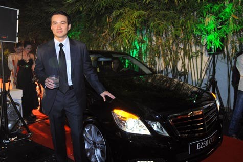 Diễn viên Chi Bảo cũng là fan của Mercedes khi rút hầu bao 92.000 USD (gần 2 tỷ đồng) để rước Mercedes E250 CGI "về dinh".