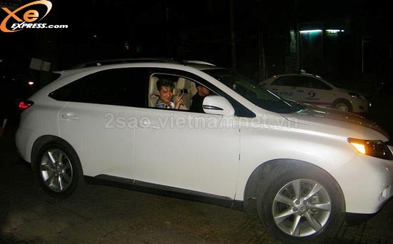 Đàm Vĩnh Hưng "chơi" Lexus RX 350 đời 2011 trị giá gần 3 tỉ đồng.