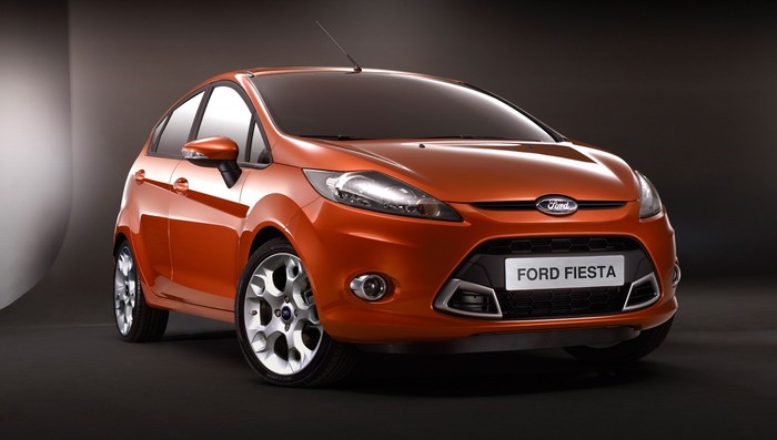 3.. Ford Fiesta: Ưu điểm vượt trội nhất chính là khả năng tiết kiệm nhiên liệu cực hiệu quả. Ford Fiesta 2011 chỉ tiêu tốn lượng nhiên liệu 8,1 lít/100 km nội thành và 5,8 lít/100 km xa lộ. Ngay cả khi sử dụng hộp số sàn 5 cấp, Fiesta 2011 cũng chỉ “ngốn” 8,4 lít/100 km nội thành và 6,5 lít/100 km xa lộ.