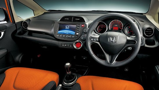 Song, thành viên nhà Honda lại không tiết kiệm nhiên liệu bằng Yaris. Khi đi kèm hộp số tự động, Honda Fit 2011 “ngốn” lượng nhiên liệu khoảng 10,1 lít/100 km nội thành và 8,1 lít/100 km xa lộ.