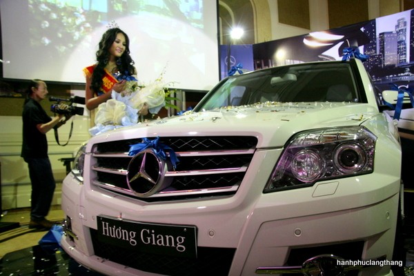 Hoa hậu Hương Giang cũng không "thua chị kém em" khi gia nhập gia đình Mercedes với dòng Mercedes GLK.