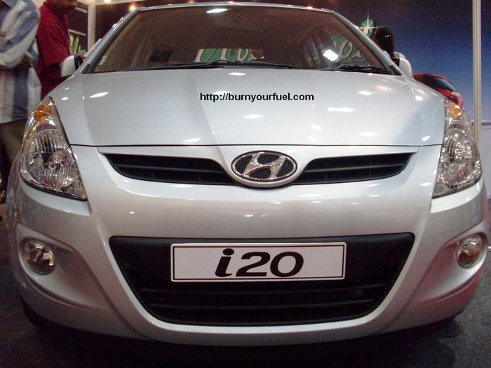 5. Hyundai i20: Hàng đầu trong tiện ích Hyundai i20 không còn quá mới lạ tại thị trường Việt Nam, nhưng chiếc xe này có vẻ như bị lu mờ bởi cái bóng quá lớn của Toyota Yaris hoặc một phần do sự thành công của mẫu Hyundai Getz. Tuy nhiên, nhiều phụ nữ vẫn dành không ít cảm tình cho chiếc xe này. Hyundai i20 cũng là một chiếc xe có thiết kế đẹp, một thiết kế chịu ảnh hưởng của phong cách châu Âu hiện đại.