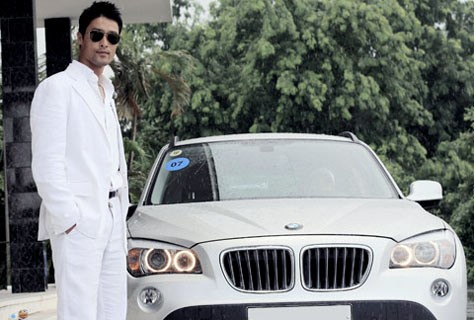 Johnny Trí Nguyễn là chủ nhân của BMW. X5 với kiểu dáng nam tính và sức mạnh đáng nể. X5 là một trong những mẫu SUV nổi tiếng nhất của BMW, hiện có giá hơn 2 tỷ đồng.