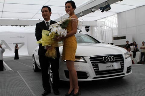 Hoa hậu Ngô Phương Lan cũng vừa kịp sắm cho mình chiếc Audi A7 Sportback trị giá hơn 3 tỷ đồng.