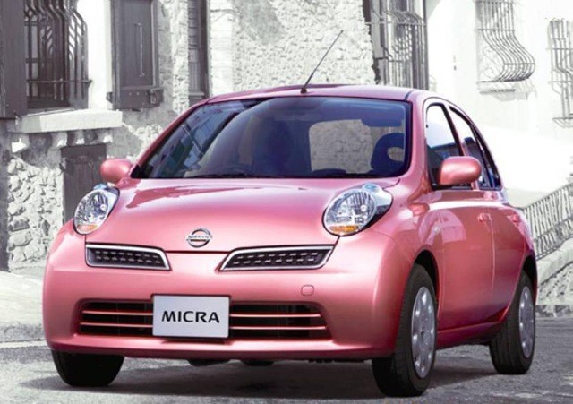 Nissan Micra có một ngoại hình tròn trĩnh, các chi tiết thiết kế đều tạo cảm giác mềm mại và mang kiểu ô van thuôn tròn. Điều này tạo cho người xem một cái nhìn thật mới mẻ, ấn tượng. Micra lại có một không gian rộng rãi đến không ngờ, hành khách hoàn toàn hài lòng với ghế ngồi phía trước và sau. Nó khá thoải mái và mang lại tầm quan sát rộng. Micra phiên bản 2011 sử dụng động cơ 3 xy-lanh 1.2L, công suất 79 mã lực, hộp số vô cấp CVT.