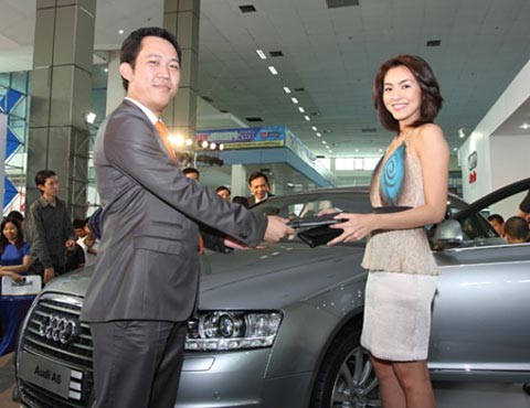 Từ lâu, ‘cô Trúc’ Tăng Thanh Hà đã là chủ sở hữu của chiếc xe Audi A6, chiếc xe có giá khoảng 1,9 tỉ đồng.