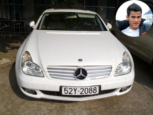 Cầu thủ Thanh Bình và chiếc Mercedes – Benz CLS350 trị giá gần 3 tỉ đồng.