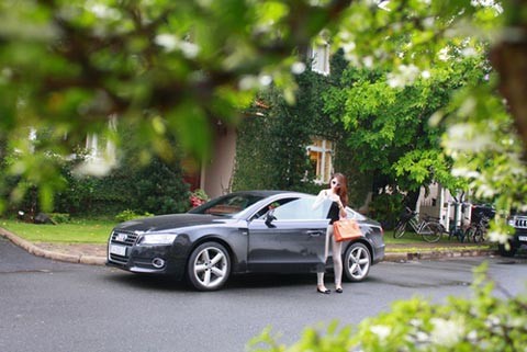 Sự nghiệp, tình yêu đang thăng hoa, ca sĩ Thủy Tiên cũng tự thưởng cho mình một chú xế Audi A5 Sportback dòng S-Line phiên bản 4 trị giá 150.000 USD (tương đương với 3 tỷ đồng).