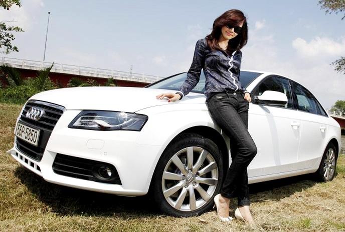 Người đẹp Trang Nhung hiện đang sở hữu siêu xe hạng sang Audi A4 màu trắng nuột nà với giá khoảng 1,5 tỉ đồng.
