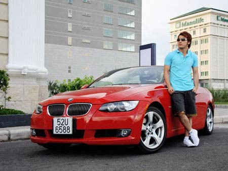 Chàng ca sĩ của "Căn gác trống" Ưng Hoàng Phúc đã tậu xế hộp BMW 328i Convertible đời 2009, giá chiếc xe này khoảng 2,1 tỉ đồng.
