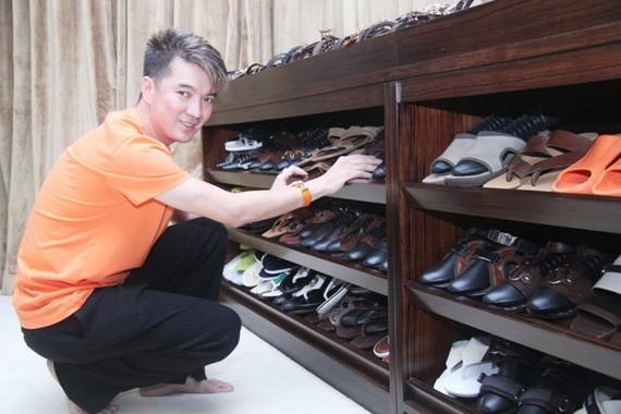 Bộ sưu tập giày của Mr Đàm ngang ngửa với một gian hàng tầm trung trong trung tâm thương mại chuyên bán giày dép.