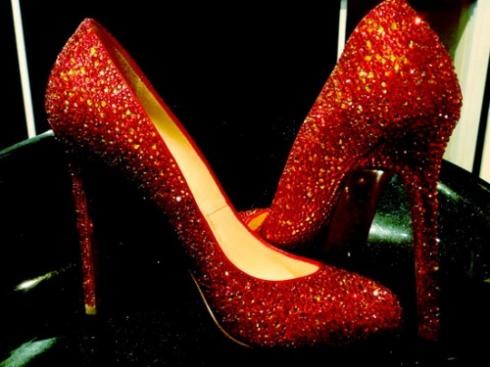 Đây cũng là đôi giày Hoàng Yến bị cho là "đụng hàng" với diễn viên Sarah Jessica Parker diện trong bộ phim Sex and The City, chỉ khác, đôi giày của Sarah có màu vàng và là phiên bản 2009.