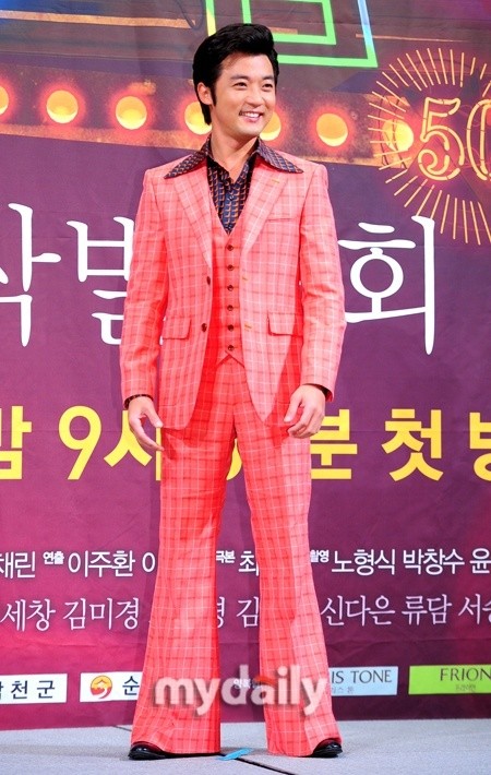 Ahn Jae Wook nổi bật trên sân khấu với phong cách thời trang thập niên 60, 70: quần ống loe và màu sắc rực rỡ