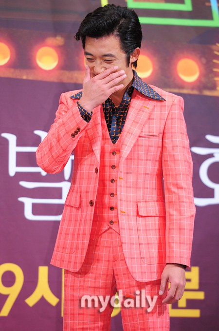 Ahn Jae Wook đóng vai nam chính – Kang Ki Tae, một nghệ sĩ gần gũi với nhân dân lao động trong chiến tranh với những thăng trầm trong cuộc đời.