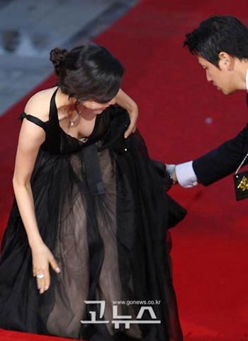 Han Chae Young chật vật với chiếc váy dài, và không tránh được sự cố "vồ ếch" với bộ váy này của mình