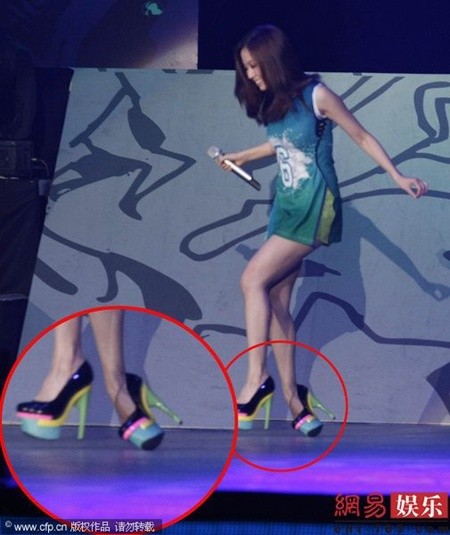 Ca sĩ Tịnh Dĩnh cũng "chân nam đá chân chiêu" trên sân khấu