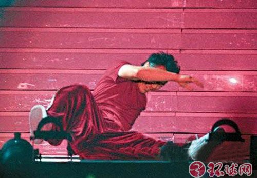 Ca sĩ, diễn viên Trần Dịch Tấn trượt ngã ngay trong lúc biểu diễn