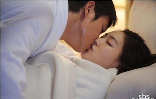 Cảnh bed scene giữa Hwang Jung Eum và Joo Sang Wook trong bộ phim này cũng trở thành chủ đề nóng hổi trên các diễn đàn điện ảnh
