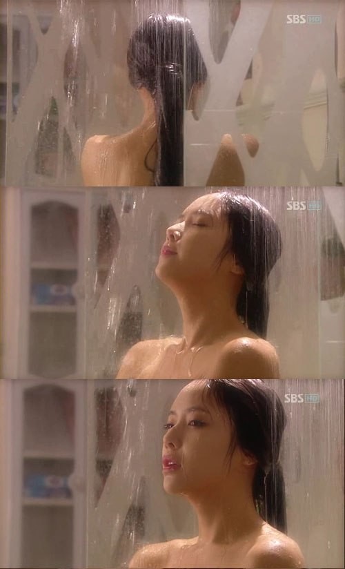 Cảnh tắm lưng trần gợi cảm của nữ diễn viên Hwang Jung Eum vì muốn cứu anh trai đã quyến rũ Phó thị trưởng bằng một cảnh tắm lưng trần đầy gợi cảm trong Giant.