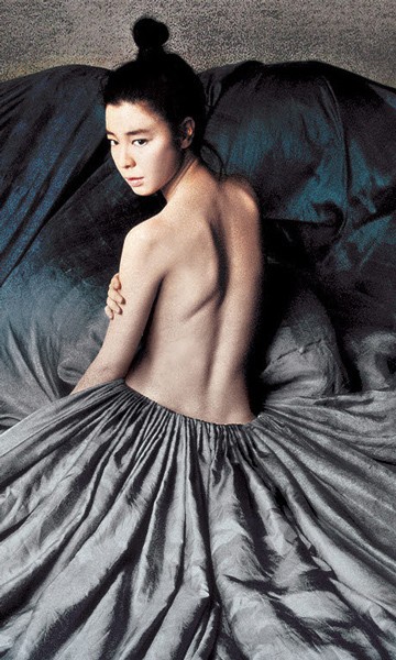 Kim Min Sun lộ lưng trần trên poster phim Beauty Island