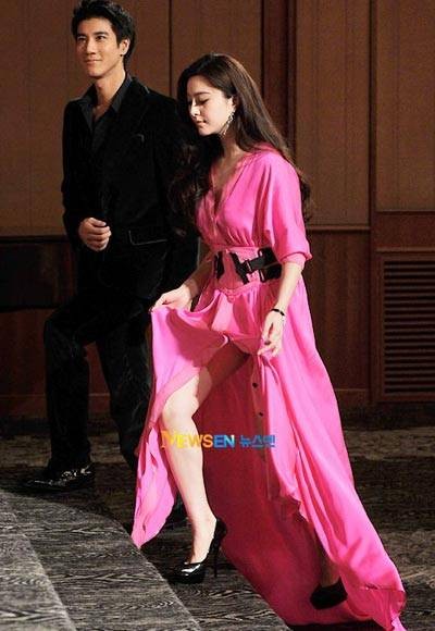 Bộ váy hồng xẻ cao cũng khiến mỹ nhân họ Phạm dè dặt khi di chuyển, nhưng vẫn không tránh được "tai nạn" thấp thoáng nội y.